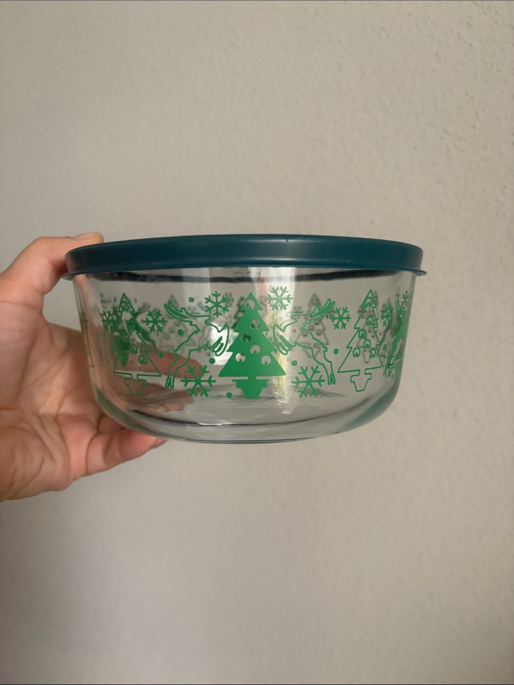 Pyrex Christmas Tree 4 Cup Glass Storage Bowl with Green Lid NWOT